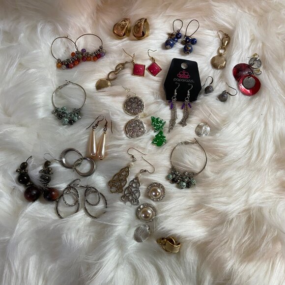 Lot of 20 Earrings Pairs Assorted Colors & Shapes Mixed Women's Jewelry Lots - Picture 1 of 7